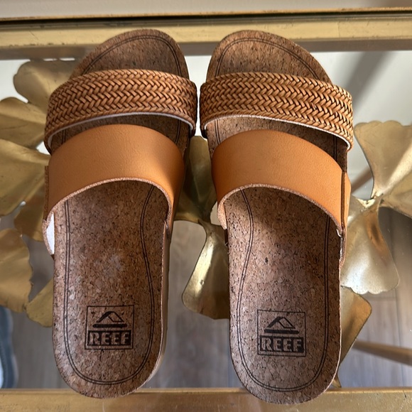 Reef Women's Tan Sandals - Picture 11 of 16